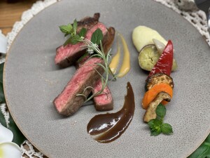 13.8月21日（水）　西洋料理　牛肉のロースト赤ワインソース